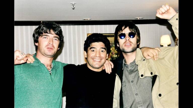 Oasis e Maradona: lo strano incontro tra i fratelli Gallagher e il Pibe de Oro