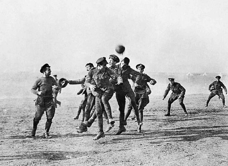 Le partite della Tregua di Natale, una storia di pace e (forse) football in tempo di guerra